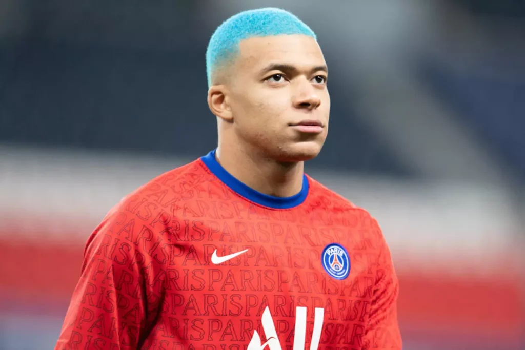 Kylian Mbappé Cheveux Rose